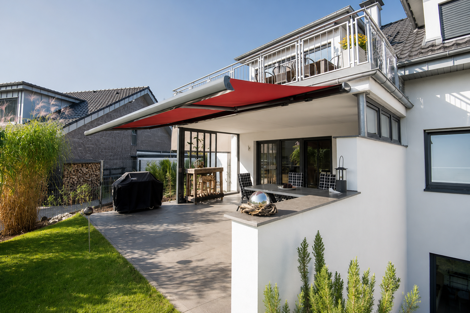 Rote Markise an einem Wohnhaus