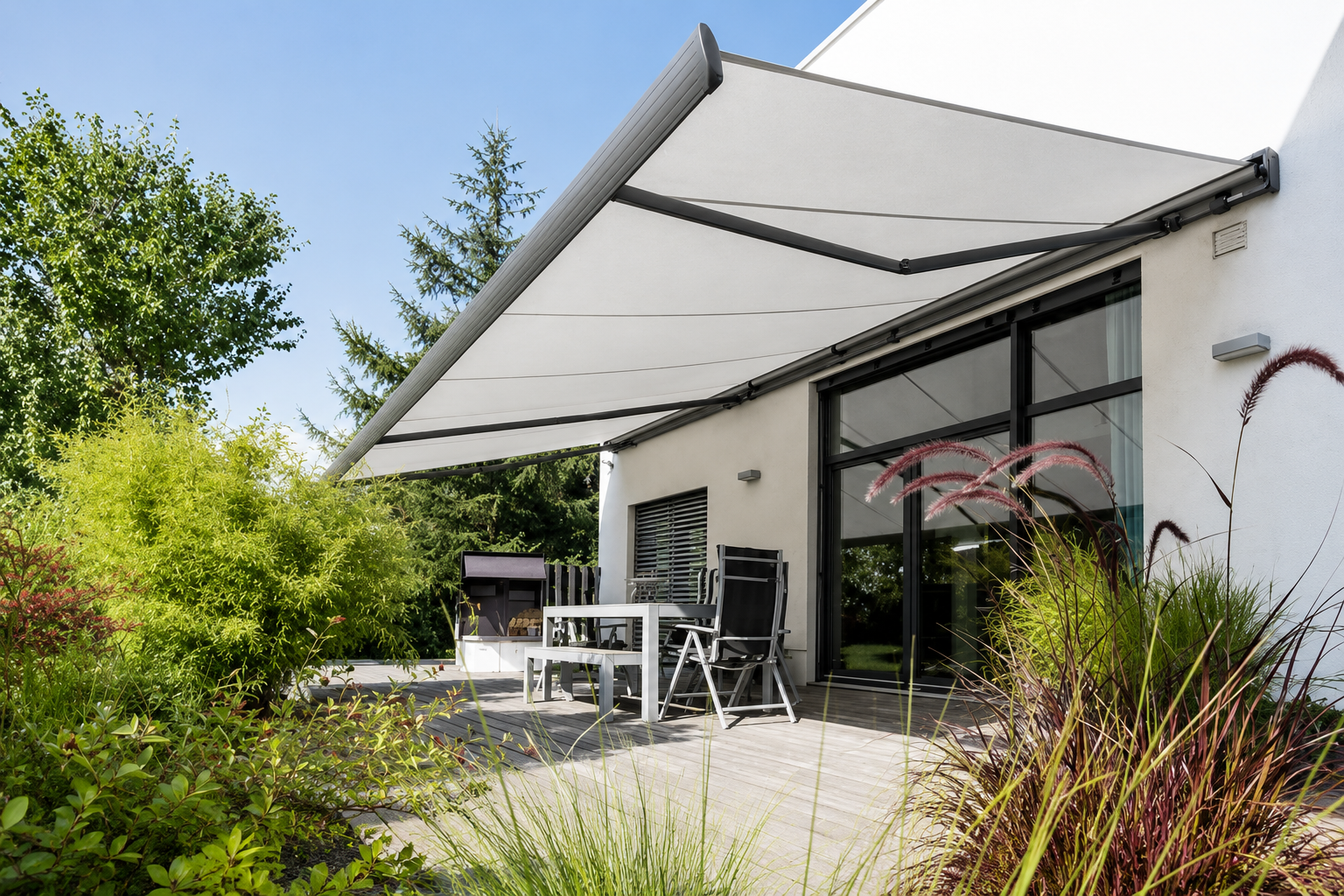 Moderne Gelenkarmmarkise über einer Terrasse