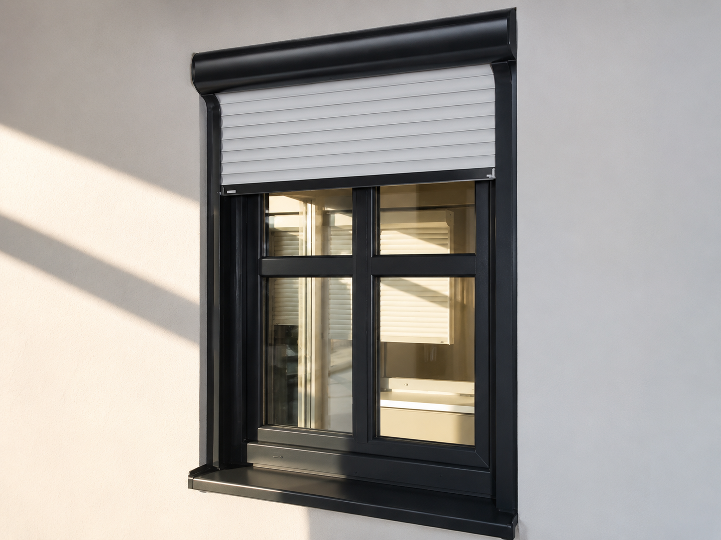 Fenster mit teilweise geschlossenem Rollladen