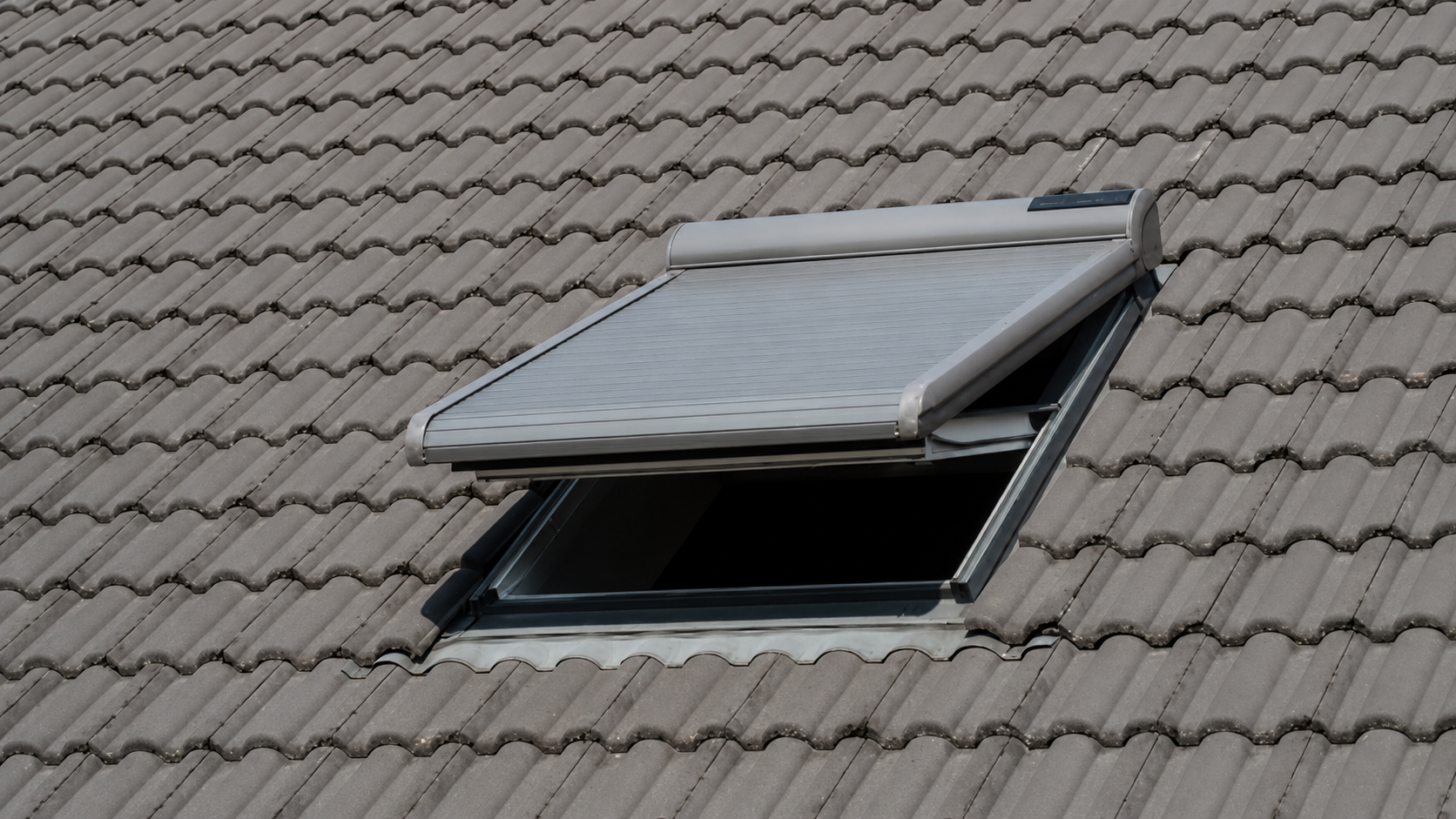 Dachfensterrollladen halb geöffnet